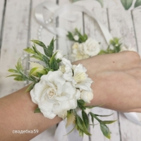 Браслеты для подружек невесты на свадьбу в белом цвете с цветами и зеленью Арт 090