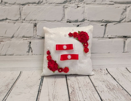 Подушка для колец на свадьбу в красном цвете с цветами Арт 194