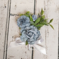 Бутоньерка для жениха и друзей жениха в пыльно голубом цвете на свадьбу Арт 01-62