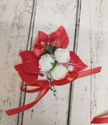 Бутоньерка на свадьбу для жениха и друзей жениха в красном цвете с 3 цветочками Арт 01-67