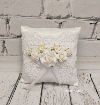Свадебная подушечка для колец в брлом цвете с кружевом и цветами Арт 196