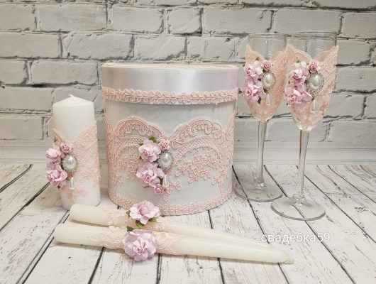 Свадебный набор в нежно розовом цвете с цветами и кружевом и брошью, бокалы для жениха и невесты, свечи для церемонии семейный очаг, свадебная казна для конвертов Арт ПР74