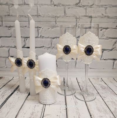 Свадебные бокалы для невесты и жениха, свечи для церемонии семейный очаг в молочном цвета с синей брошью Арт ПР-51