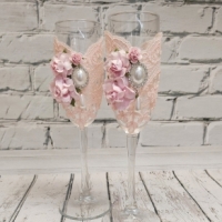 Бокалы на свадьбу в розовом цвете, с цветами, кружевом и брошью Арт 0958