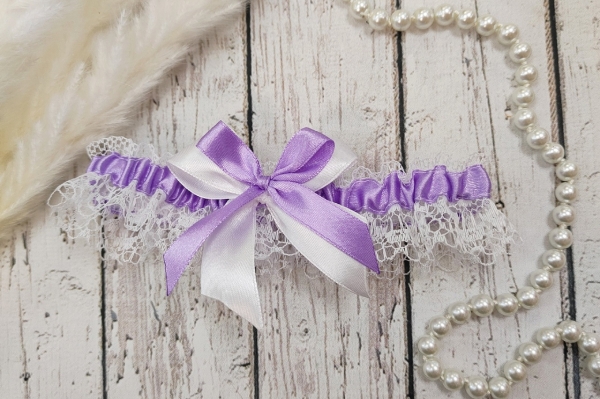 Свадебная подвязка на ногу для невесты в сиреневом цвете Арт 1-08
