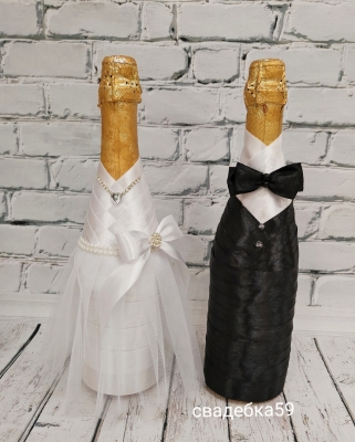 Одежда на бутылки шампанского на свадьбу для невесты и жениха в бело-черном цвете Арт 0130