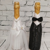 Одежда на бутылки шампанского на свадьбу для невесты и жениха в бело-черном цвете Арт 0130