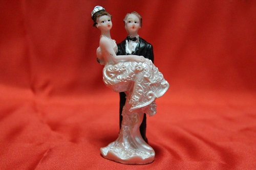 №7 Статуэтка на торт (высота 8 см) невеста на руках