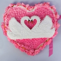 Сердце с лебедями  на капот лепестки 75х70 см розовый - белый