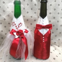 Одежда на бутылки шампанского на свадьбу для жениха и невесты в бордовом цвете Арт 0115
