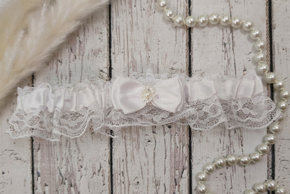 Свадебная подвязка на ногу для невесты в белом цвете Арт 1-01
