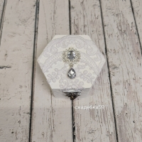 Свадебная Шкатулка для колец в белом цвете с кружевом и брошью Арт 0-65