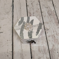 Шкатулка для колец на свадьбу в белом цвете с поталью серебро и брошью Арт 0-68