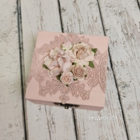 Шкатулка для колец на свадьбу в пудрово-розовом цвете с цветами и кружевом Арт 0-70