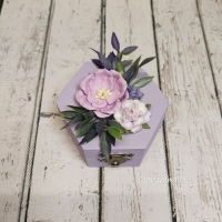 Свадебная шкатулка для колец в сиреневом цвете с цветами и зеленью Арт 0-73