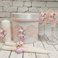 Свадебный набор в нежно розовом цвете с цветами и кружевом и брошью, бокалы для жениха и невесты, свечи для церемонии семейный очаг, свадебная казна для конвертов Арт ПР74