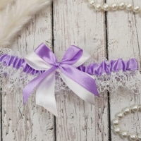 Свадебная подвязка на ногу для невесты в сиреневом цвете Арт 1-08