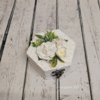 Свадебная шкатулка для колец в белом цвете с цветами и зеленью Арт 0-74